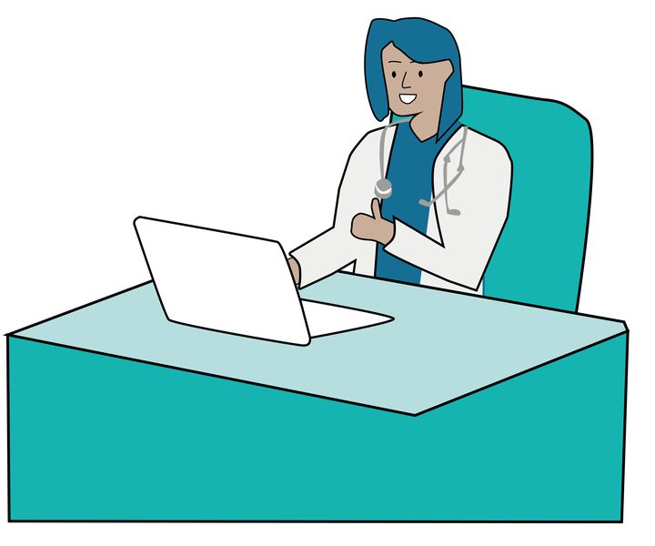 Ärztin mit Laptop an einem Schreibtisch